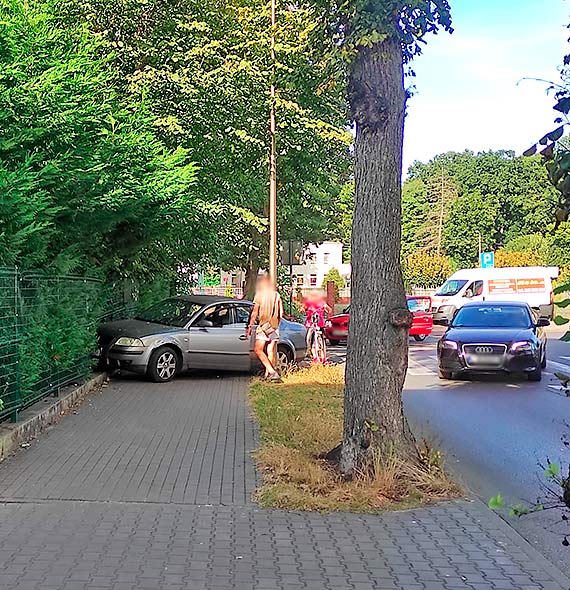 Było blisko tragedii na Piastowskiej. Kierowca volkswagena nie wyrobił na zakręcie, wjechał na chodnik i uderzył w ogrodzenie [1]