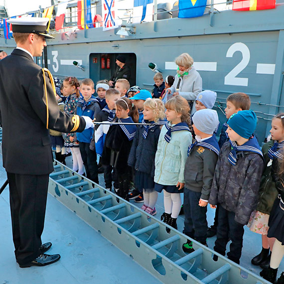 Ten dzień zapamiętają na długo. Na pokładzie okrętu ORP Kraków odbyło się pasowanie na ucznia
