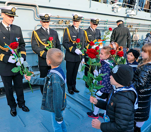 Ten dzień zapamiętają na długo. Na pokładzie okrętu ORP Kraków odbyło się pasowanie na ucznia