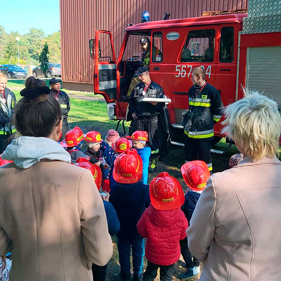 Strażacy świętowali Dzień Chłopaka razem z przedszkolakami