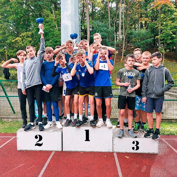 Sztafetowe biegi przełajowe z udziałem szkolnych sportowców