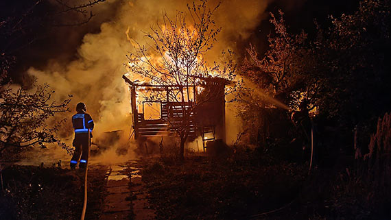 Ogień strawił altanę na Mazowieckiej. W trakcie akcji gaśniczej strażacy wykonali przejmującą fotografię pokazującą potęgę żywiołu