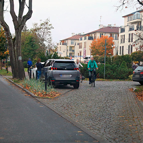 Przez brak zatoczek parkingowych przy promenadzie kierowcy parkuj samochodami na ciece rowerowej