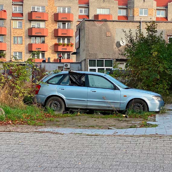 Porzucony, zdewastowany - czeka na odholowanie