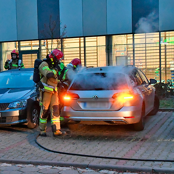 Poar auta na parkingu przy Szkolnej. Ogie pojawi si wewntrz volkswagena