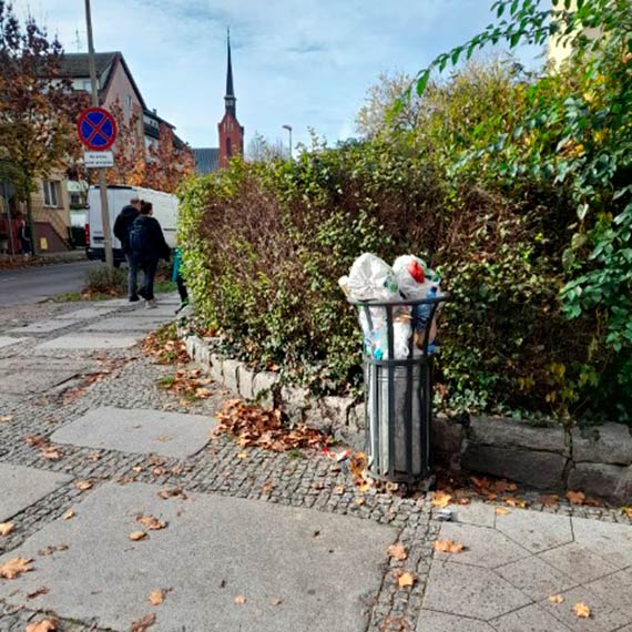 Mieszkaniec: Czy zapomniano o oprnianiu pojemnikw na mieci w centrum miasta?