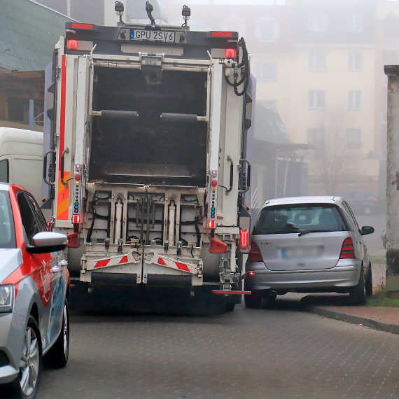 Mieszkaniec: Kierowcy parkujcie z gow! Przez wasz bezmylno smieciarki maj problem z odbiorem mieci