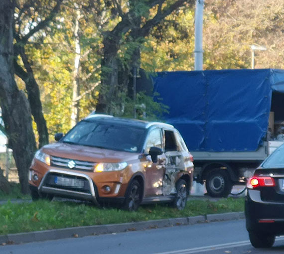 Zderzenie samochodu ciarowego z osobwk przy skrzyowaniu. Kobieta trafia do szpitala