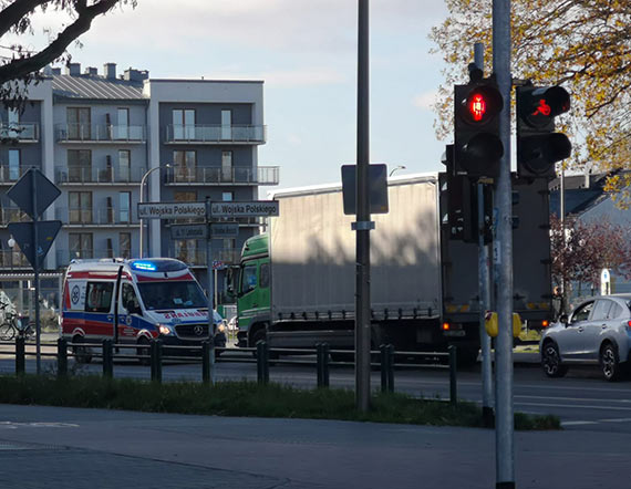 Zderzenie samochodu ciarowego z osobwk przy skrzyowaniu. Kobieta trafia do szpitala