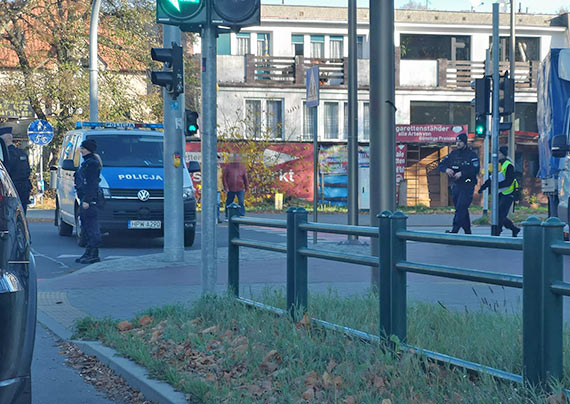 Zderzenie samochodu ciarowego z osobwk przy skrzyowaniu. Kobieta trafia do szpitala