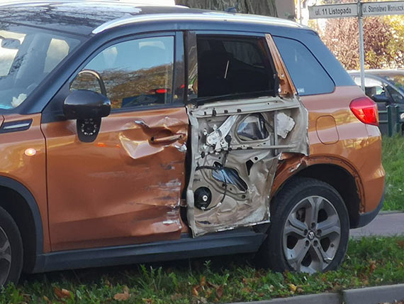 Zderzenie samochodu ciarowego z osobwk przy skrzyowaniu. Kobieta trafia do szpitala