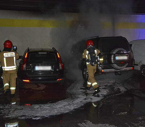 Na parkingu przed Biedronką płonęły auta. Było groźnie, bo spalić mógł się także sklep