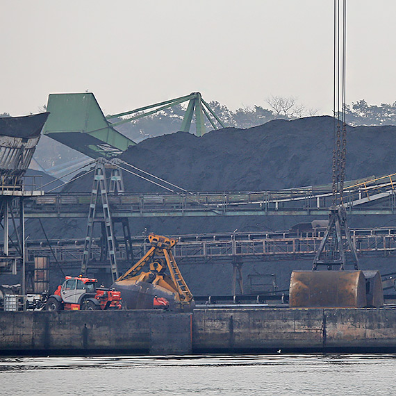 Port przeładowuje hałdy węgla. Węgiel będzie jednak przywożony z Goleniowa