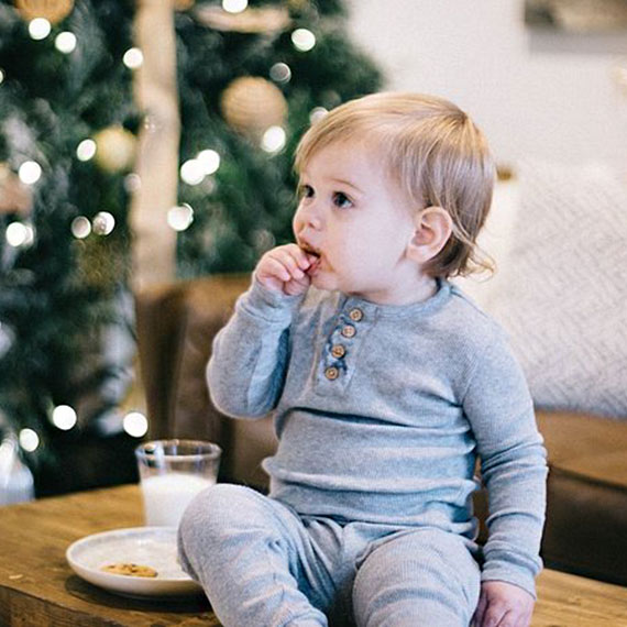 Maluch przy wigilijnym stole. Ekspert podpowiada, jakie posiłki serwować najmłodszym podczas Świąt Bożego Narodzenia