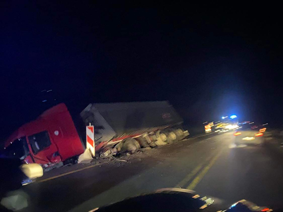 Niebezpieczny wypadek pod Wolinem! Audi zderzyo si czoowo z Tirem, jedna osoba trafia do szpitala