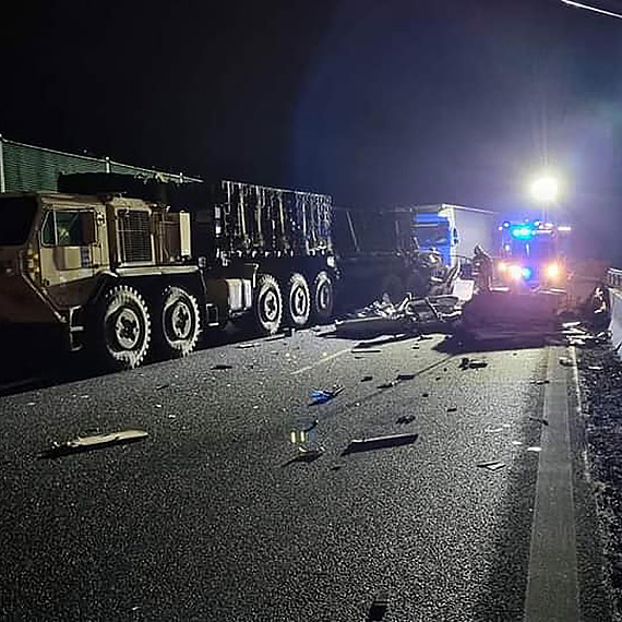 Dramatyczny wypadek na S3 w pobliżu Skwierzyny. W zderzeniu kampera z wojskową ciężarówką zginął 44 - letni mieszkaniec Świnoujścia i jego 10 - letnia córka