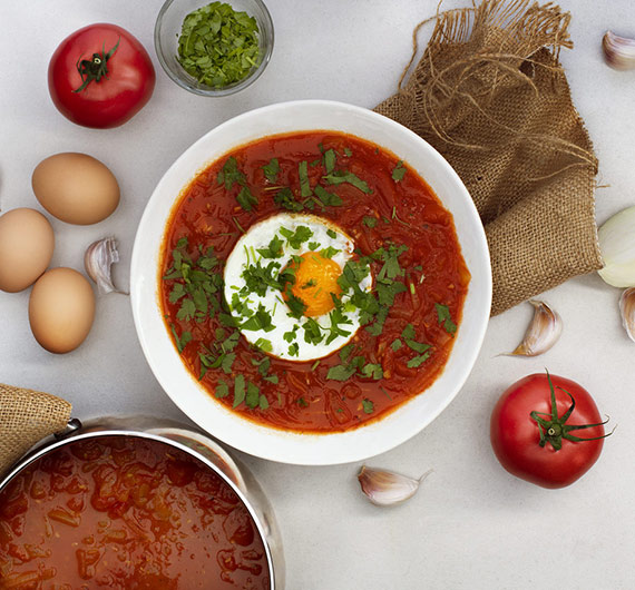 Sycąca i rozgrzewająca - przepis na zupę cebulowo-pomidorową z jajem