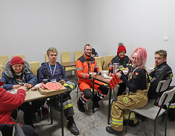 Strażacy - ochotnicy zbierają dla WOSP w Przytorze. Po 13:00 przyjechali odpocząć w sztabie