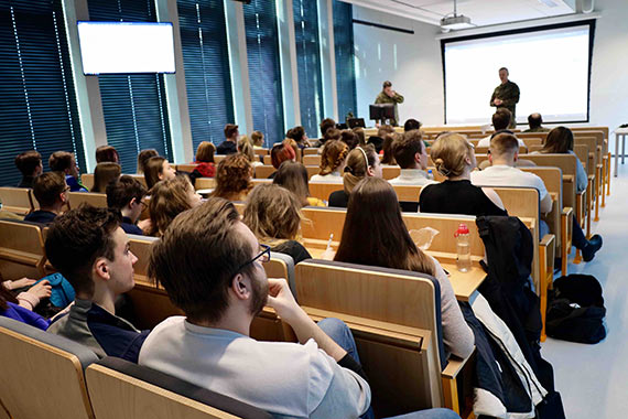 Studenci medycyny na wojskowym szkoleniu w Szczecinie