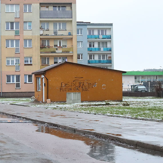 Kontrowersyjny napis na pustym lokalu usugowym. Mieszkaniec: Kiedy zniknie? 