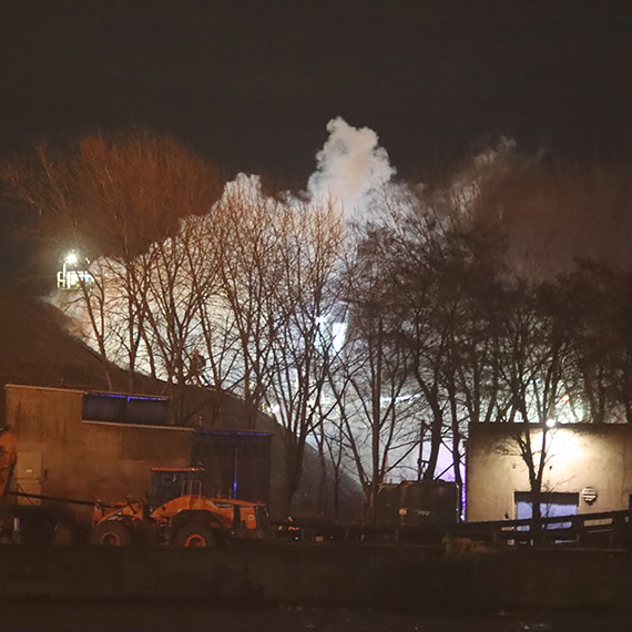  Poar i kby dymu na terenie portu. Z ogniem walczyo pi zastpw stray poarnej