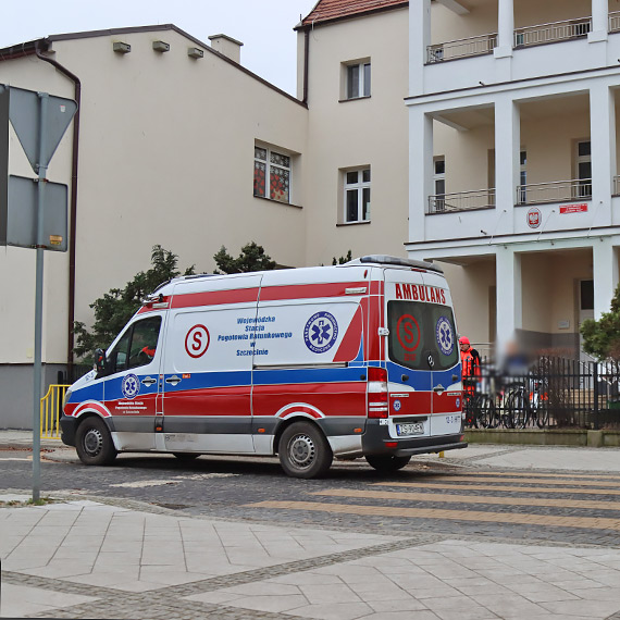 Pogotowie ratunkowe przed winoujskim przedszkolem. 4 - latek mia wypadek 