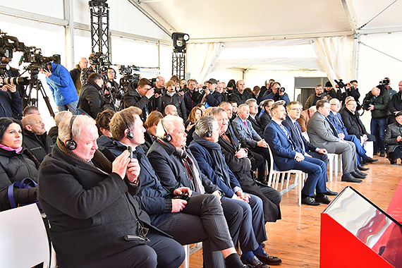 Politycy obozu władzy wraz z prezesem Orlenu pozowali na tle gazowca „Lech Kaczyński”. Jak zapewniają; „Polska jest zabezpieczona energetycznie”