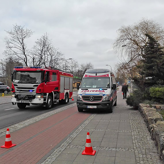 Nie byo karetki. Straacy przyjechali jako pierwsi eby ratowa 90 - letnia kobiet