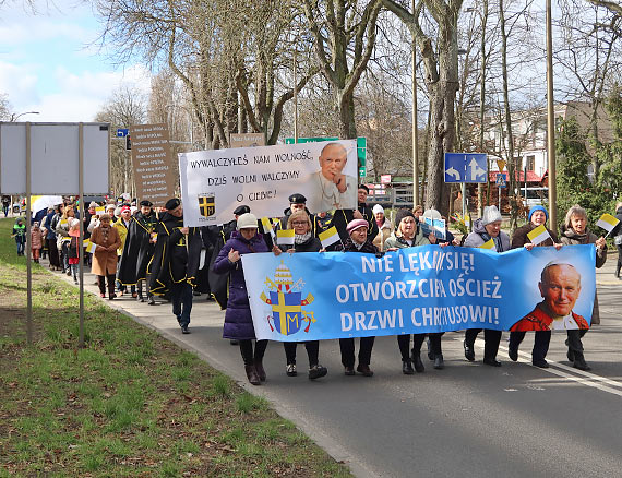 W obronie dobrego imienia Jana Pawa II. winoujcianie przemaszerowali  gwnymi ulicami miasta