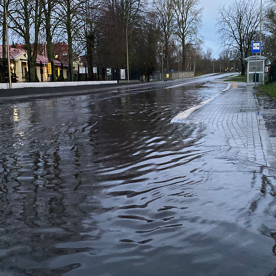 Awaria pomp wodnych przyczyn zalewania ulicy Steyera w winoujciu - Urzd Miasta zapewnia, e problem jest rozwizywany