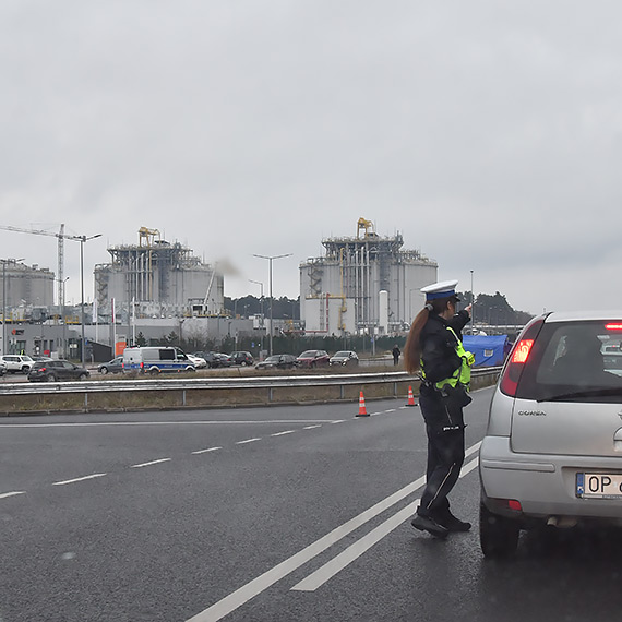Wprowadzono zakaz przebywania wokół terminalu LNG w Świnoujściu. Policja i Straż Graniczna weryfikują ludzi, którzy mogą wjechać do strefy pracy. Zobacz film!