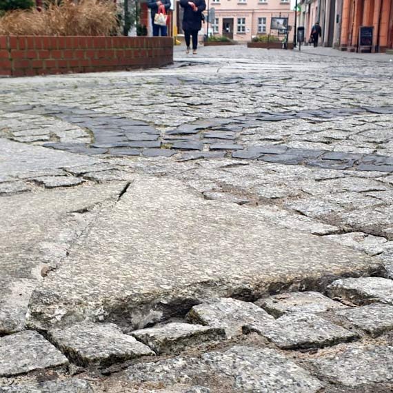 Wystajce kostki na deptaku Monte Cassino budz niezadowolenie mieszkacw 