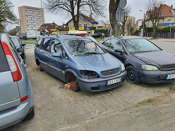 Mieszkaniec: Apel o usunicie wraku samochodowego z parkingu