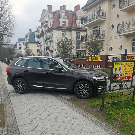 Niezgodne z prawem parkowanie na chodniku w winoujciu wzbudza oburzenie