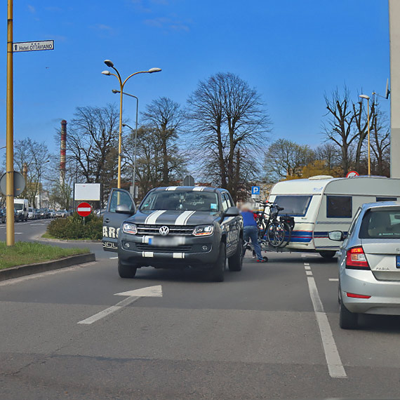 Odczepia si  naczepa kempingowa na rodku skrzyowania - dlaczego powinnimy by przyjani dla turystw?