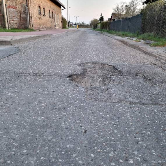 Niebezpieczne dziury na ulicy Krzywej - mieszkacy prosz o pilne dziaania sub miejskich