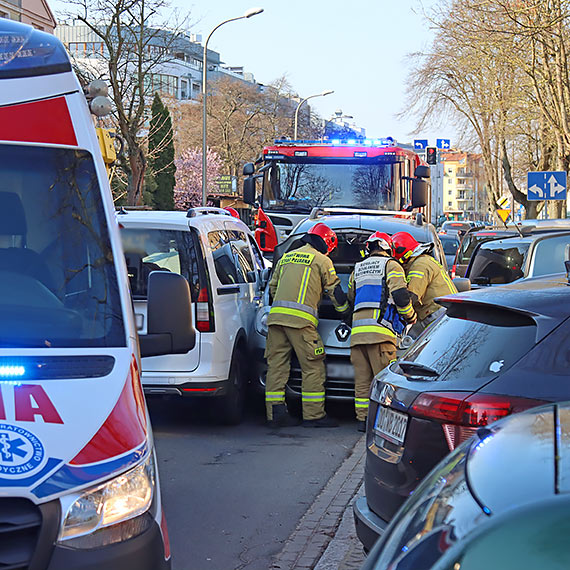 Na Moniuszki ford uderzy w renault, uszkodzeniu uleg te chevrolet. 1 osoba zostaa poszkodowana