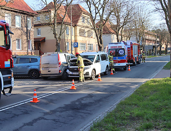 Na Moniuszki ford uderzy w renault, uszkodzeniu uleg te chevrolet. 1 osoba zostaa poszkodowana