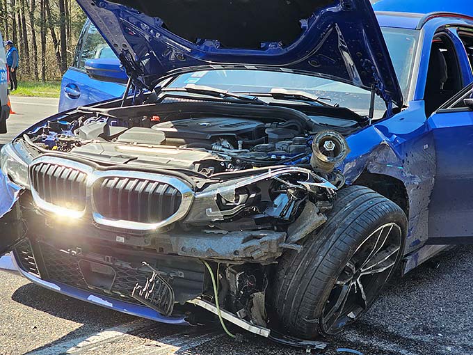 Zderzenie dwch BMW na Pomorskiej. Kierujcy pojazdami przewiezieni do szpitala 