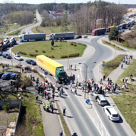 Wasze plany znamy i si nie poddamy - mieszkacy protestuj przeciwko  zamkniciu dostpu do play i zabytkw na Warszowie