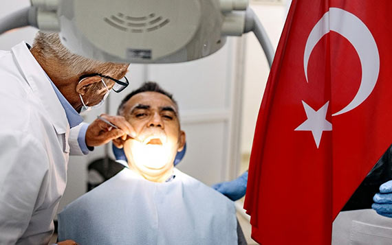 Uśmiech „made in Turkey”. O co chodzi z nowym trendem na rynku i czy to bezpieczne rozwiązanie?