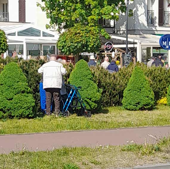 Nieodpowiedzialne zachowanie starszych ludzi na promenadzie przy ulicy Uzdrowiskowej