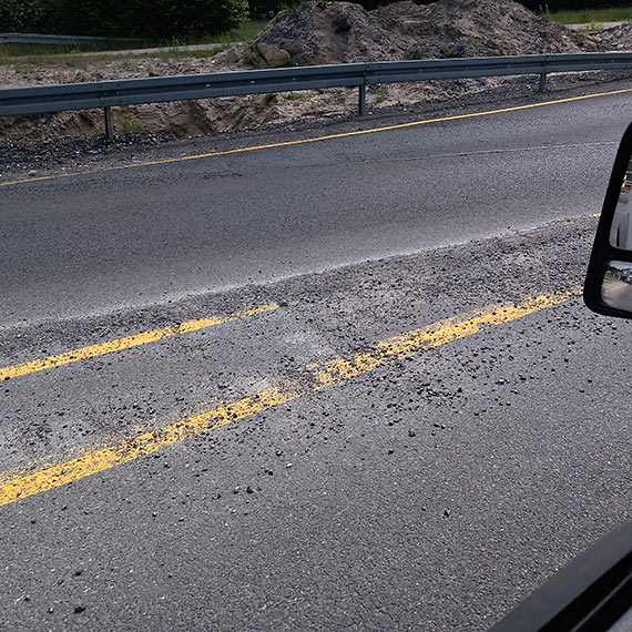 UWAGA: Kamienie z budowy drogi S3 uszkadzaj samochody w okolicy Troszyna: Potrzebna pilna interwencja 
