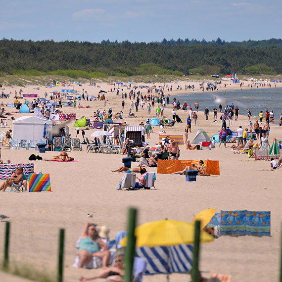 Słoneczna pogoda sprawia, że z dnia na dzień świnoujska plaża zapełnia się plażowiczami