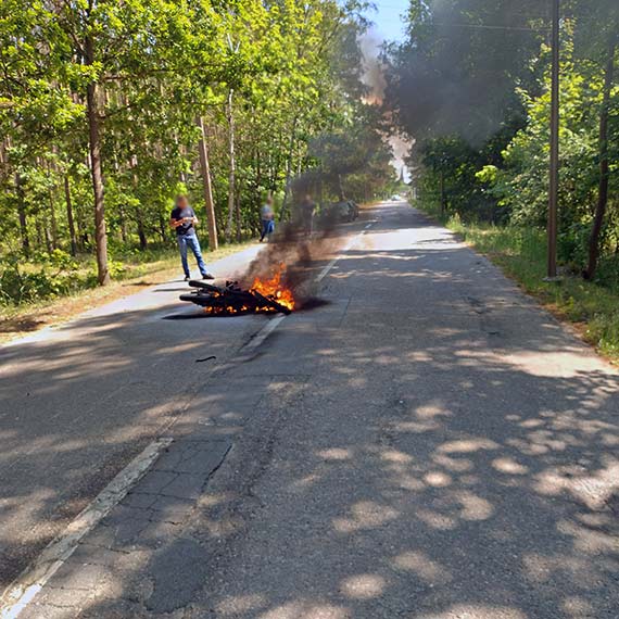 Niebezpieczne zdarzenie motocyklowe na ulicy Ssiedzkiej: Poar i tajemnicze zaginicie jednego z mczyzn. Zobacz film!