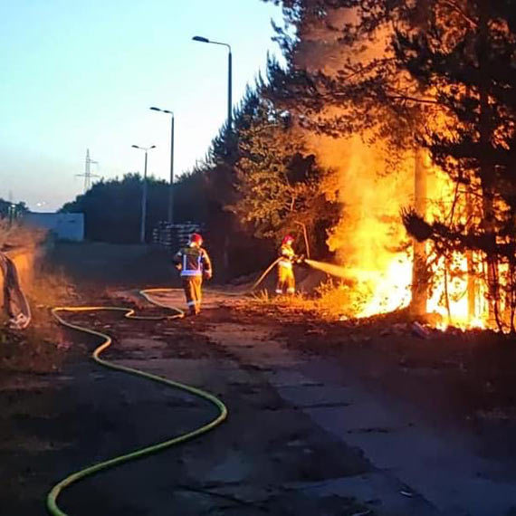 Poar w winoujciu na Warszowie: Ochotnicza Stra Poarna Przytr skutecznie gasia poar drewnianych szpul, zapobiegajc rozprzestrzenieniu si ognia na pobliski las