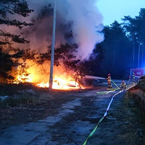 Poar w winoujciu na Warszowie: Ochotnicza Stra Poarna Przytr skutecznie gasia poar drewnianych szpul, zapobiegajc rozprzestrzenieniu si ognia na pobliski las