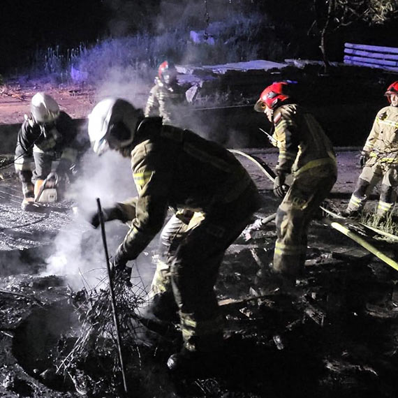 Poar w winoujciu na Warszowie: Ochotnicza Stra Poarna Przytr skutecznie gasia poar drewnianych szpul, zapobiegajc rozprzestrzenieniu si ognia na pobliski las