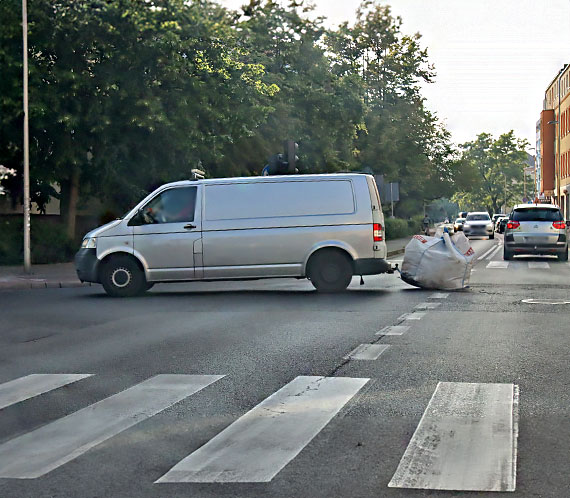 Niebezpieczna jazda po miecie: Volkswagen Transporter z workiem budowlanym na haku 