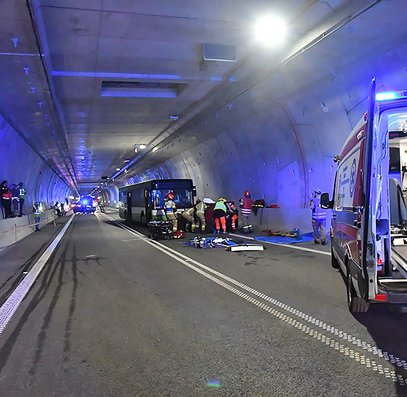 Samochd w pomieniach i wielu rannych. To wynik zderzenia autobusu z osobwk w tunelu. - Oby nigdy do tego nie doszo naprawd! Tak wyglday dzisiejsze ostatnie wiczenia w tunelu. Zobacz film!